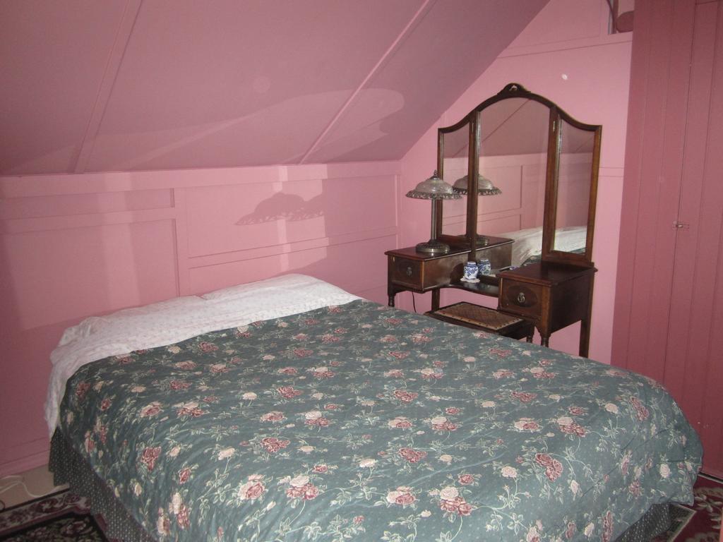 Historical Guest House Whitehorse Room photo